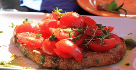 Ricette con oli essenziali: bruschetta all'olio di basilico