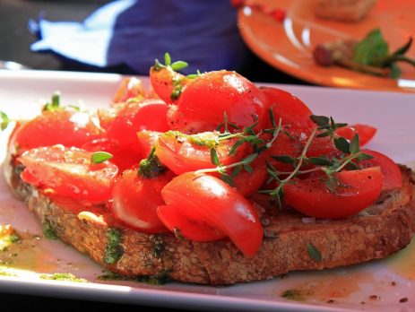 Ricette con oli essenziali: bruschetta all'olio di basilico