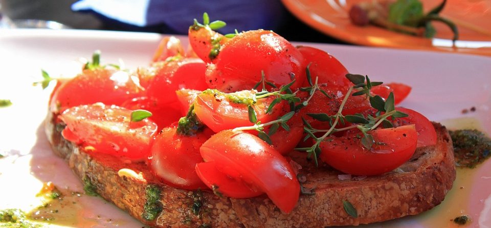 Ricette con oli essenziali: bruschetta all'olio di basilico