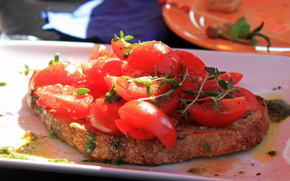 Ricette con oli essenziali: bruschetta all'olio di basilico